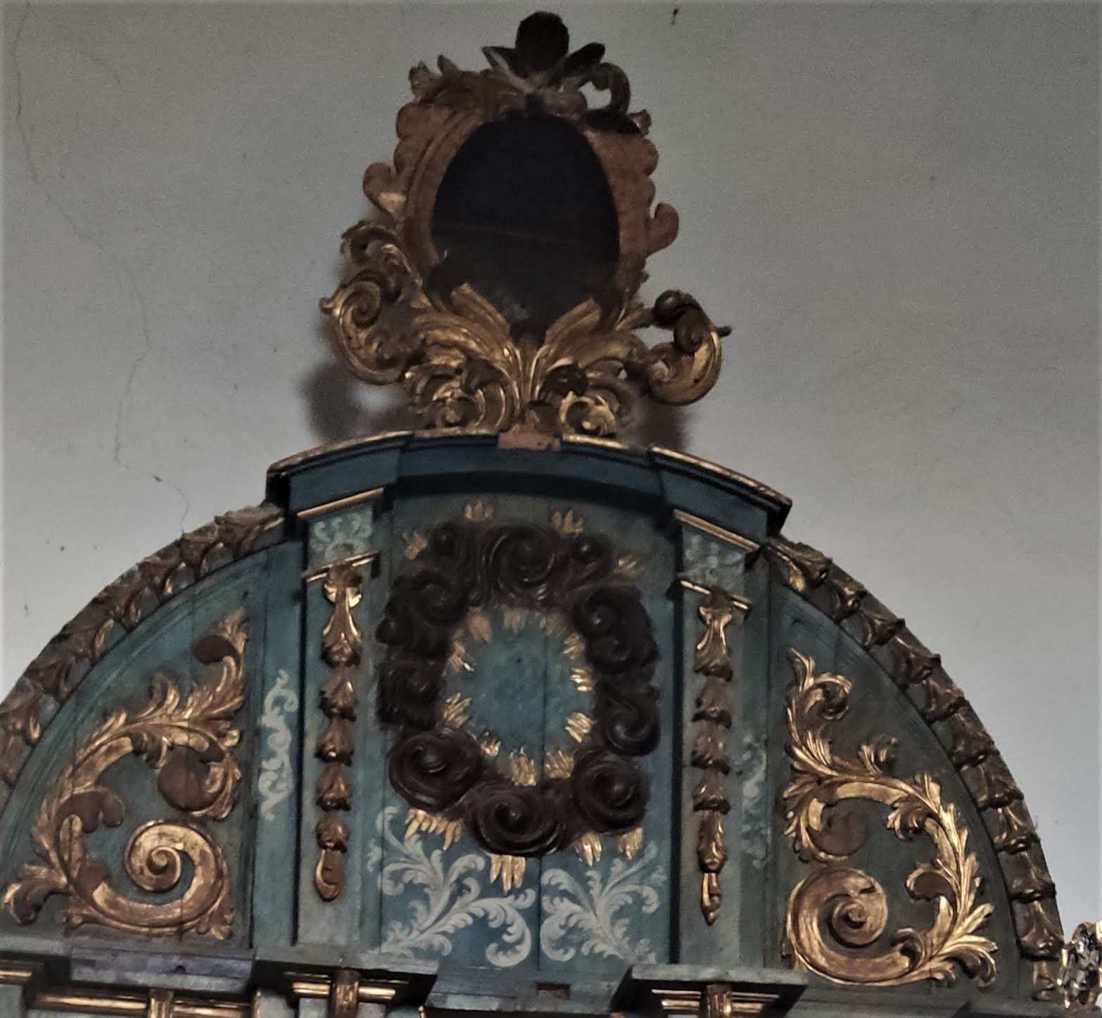 Remate rococó del retablo