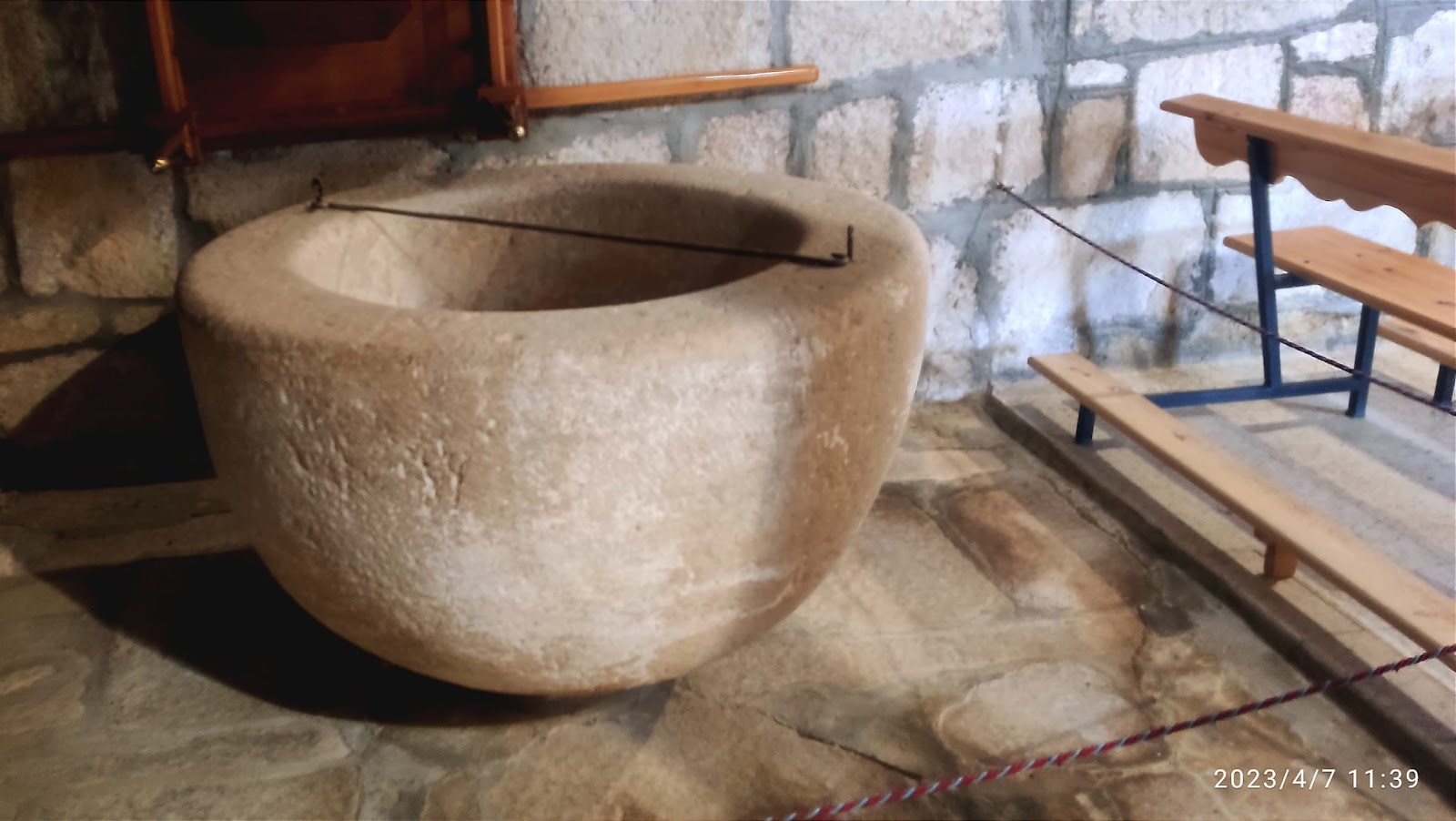 Pila bautismal de piedra